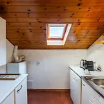 Apartment Cozy Rooftop Flat - Steps From The Sea - Ac And Wifi *