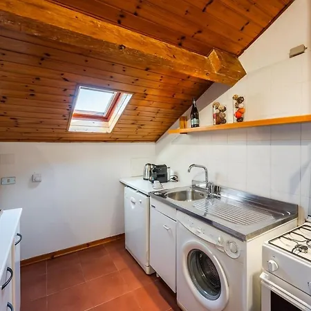 Apartmán Cozy Rooftop Flat - Steps From The Sea - Ac And Wifi *