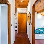 Apartamento Cozy Rooftop Flat - Steps From The Sea - Ac And Wifi
