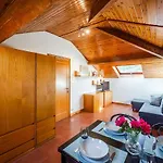 Cozy Rooftop Flat - Steps From The Sea - Ac And Wifi *