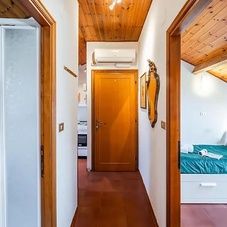 公寓 Cozy Rooftop Flat - Steps From The Sea - Ac And Wifi