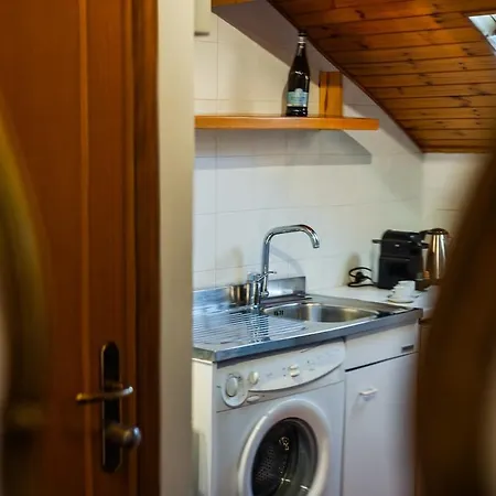 Cozy Rooftop Flat - Steps From The Sea - Ac And Wifi