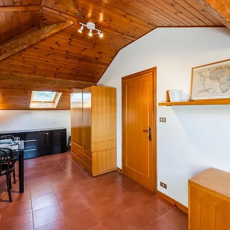 Cozy Rooftop Flat - Steps From The Sea - Ac And Wifi *