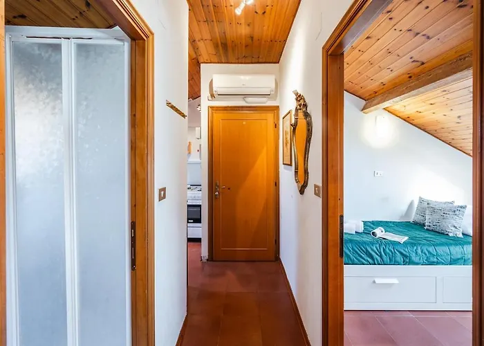 Apartman Cozy Rooftop Flat - Steps From The Sea - Ac And Wifi