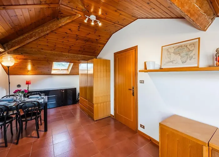 Cozy Rooftop Flat - Steps From The Sea - Ac And Wifi *