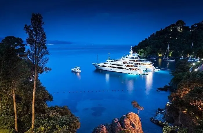 Apartman Cozy Rooftop Flat - Steps From The Sea - Ac And Wifi *