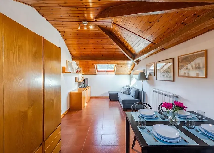 Apartman Cozy Rooftop Flat - Steps From The Sea - Ac And Wifi *